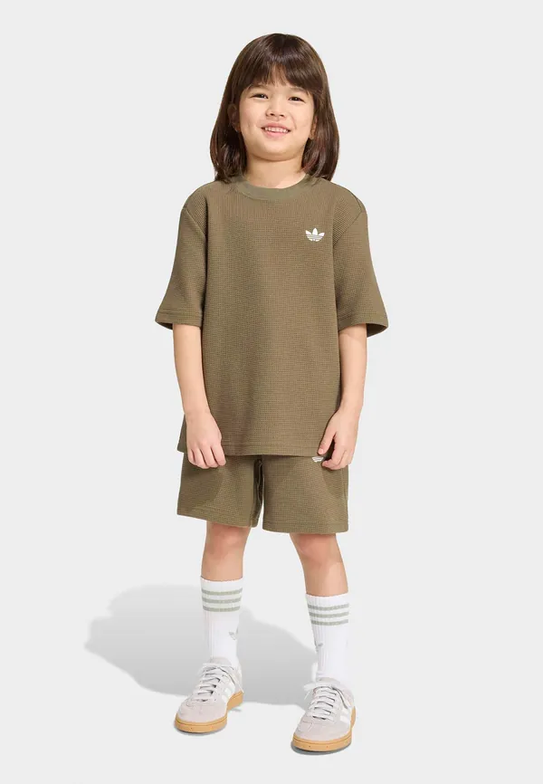 Футболка и шорты adidas Originals